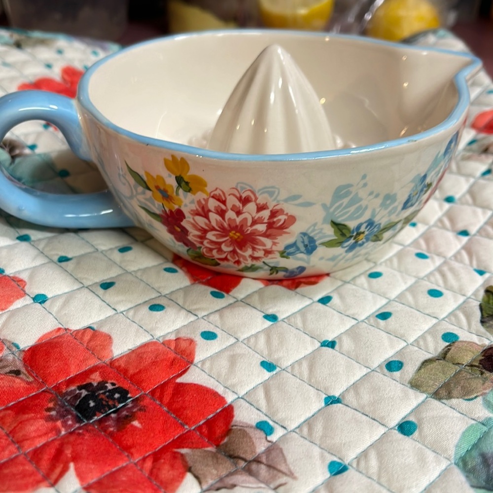 Pioneer woman ceramic hand press juicer